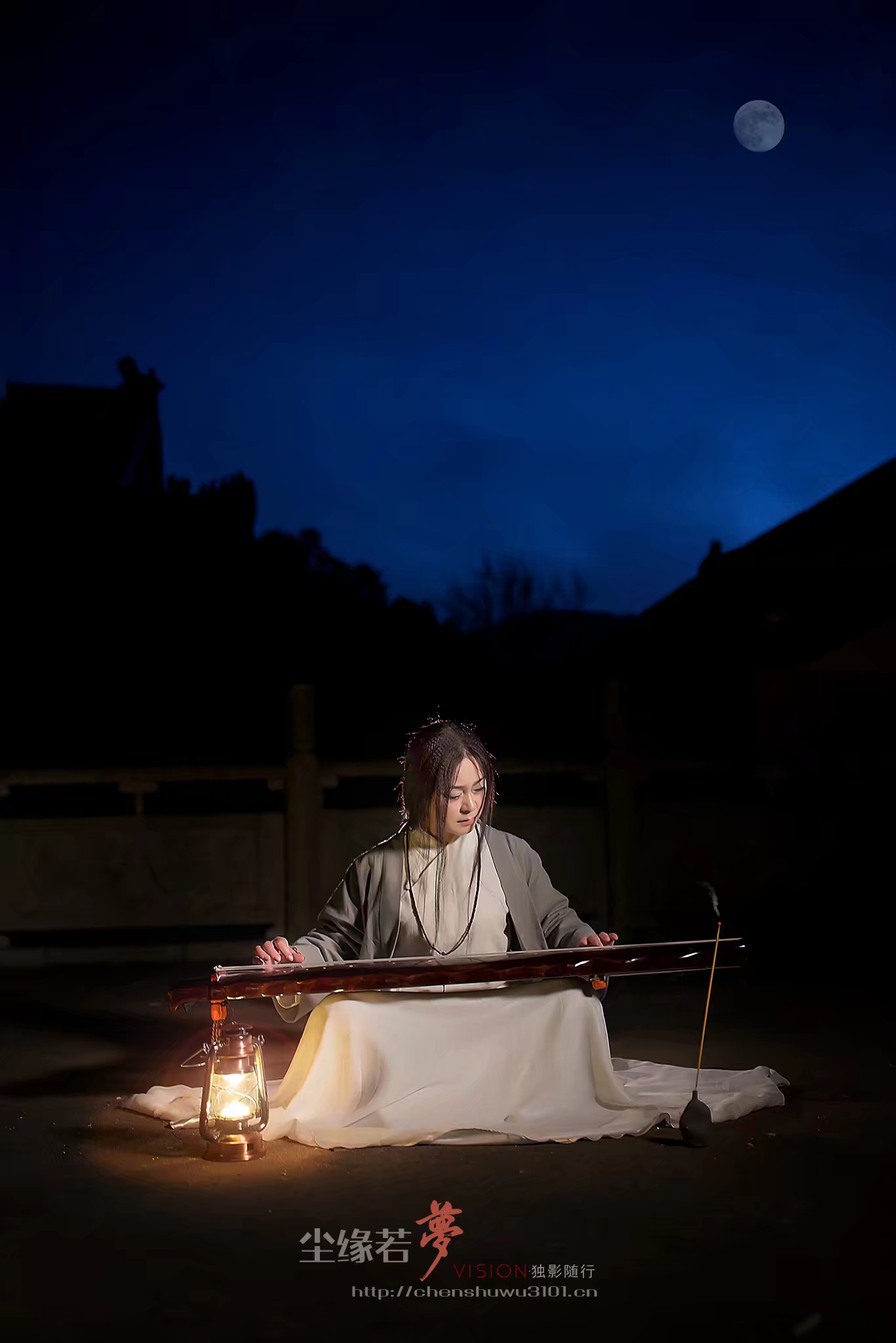 一身憔悴在风里 回头时无情也无雨 明月小楼 孤独无人诉情衷 人间有我