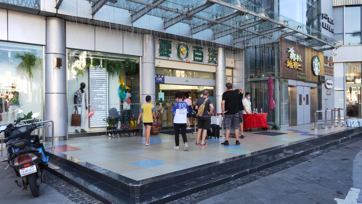 在三亚大东海夏日百货见到几个美国佬在闲逛