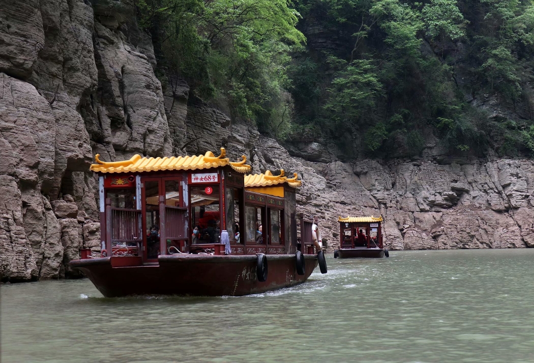 神女溪景区,位于长江三峡巫峡的腹心,在著名景区神女峰对岸
