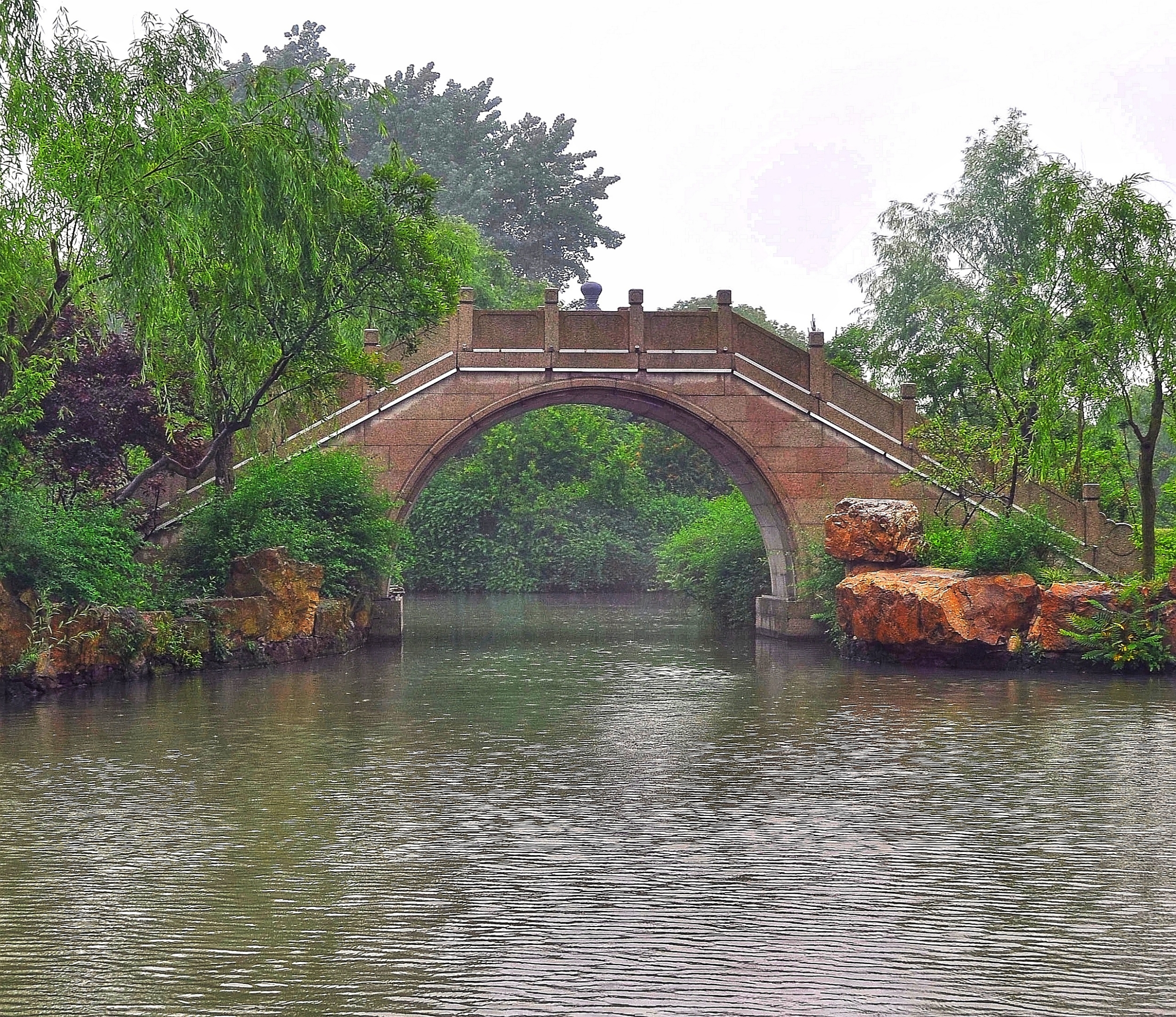 烟花三月下扬州,自驾船, 泛舟瘦西湖,江南就是雨多,正好赶上雨