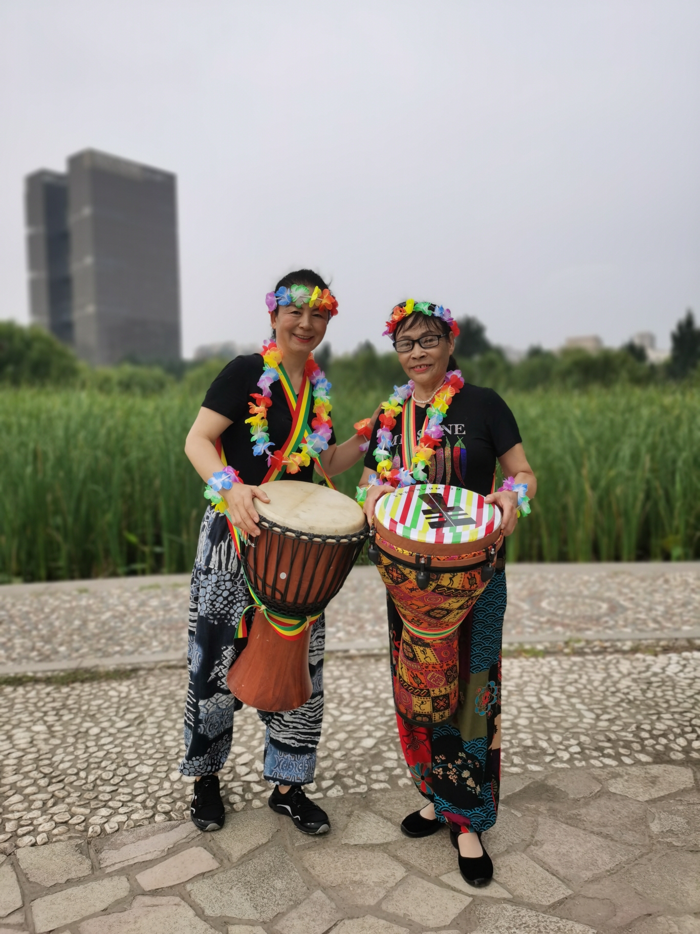 阳光老年大学非洲鼓学员云天广场晨练