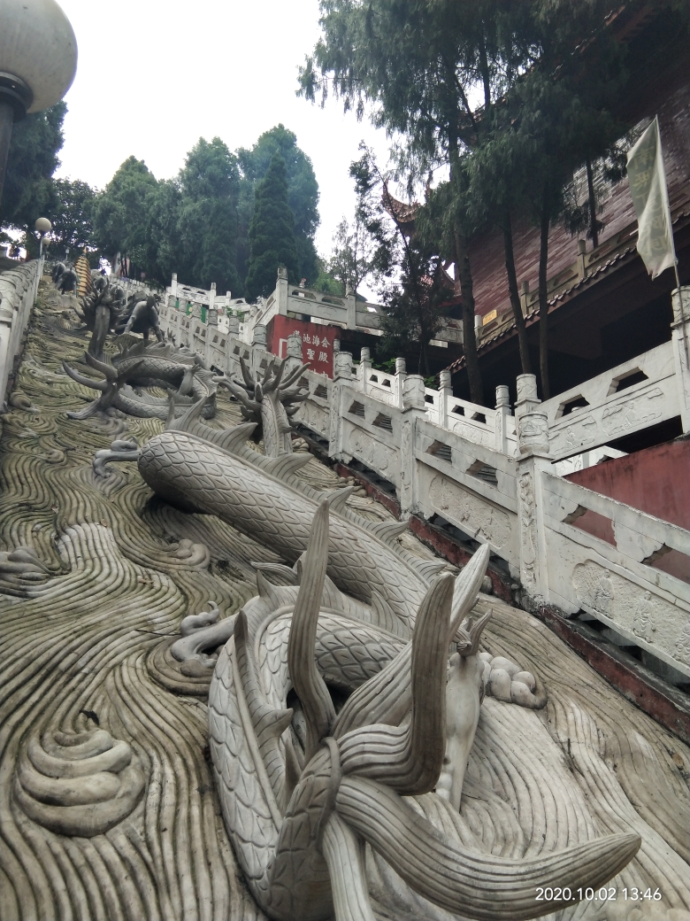 以此龙壁为分界线,左边圣水寺,右边罗汉寺.