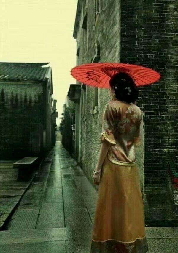 那遮雨的屋檐, 那撑起的红伞, 那雨的轻抚, 那雨的期许, 缱绻着不曾