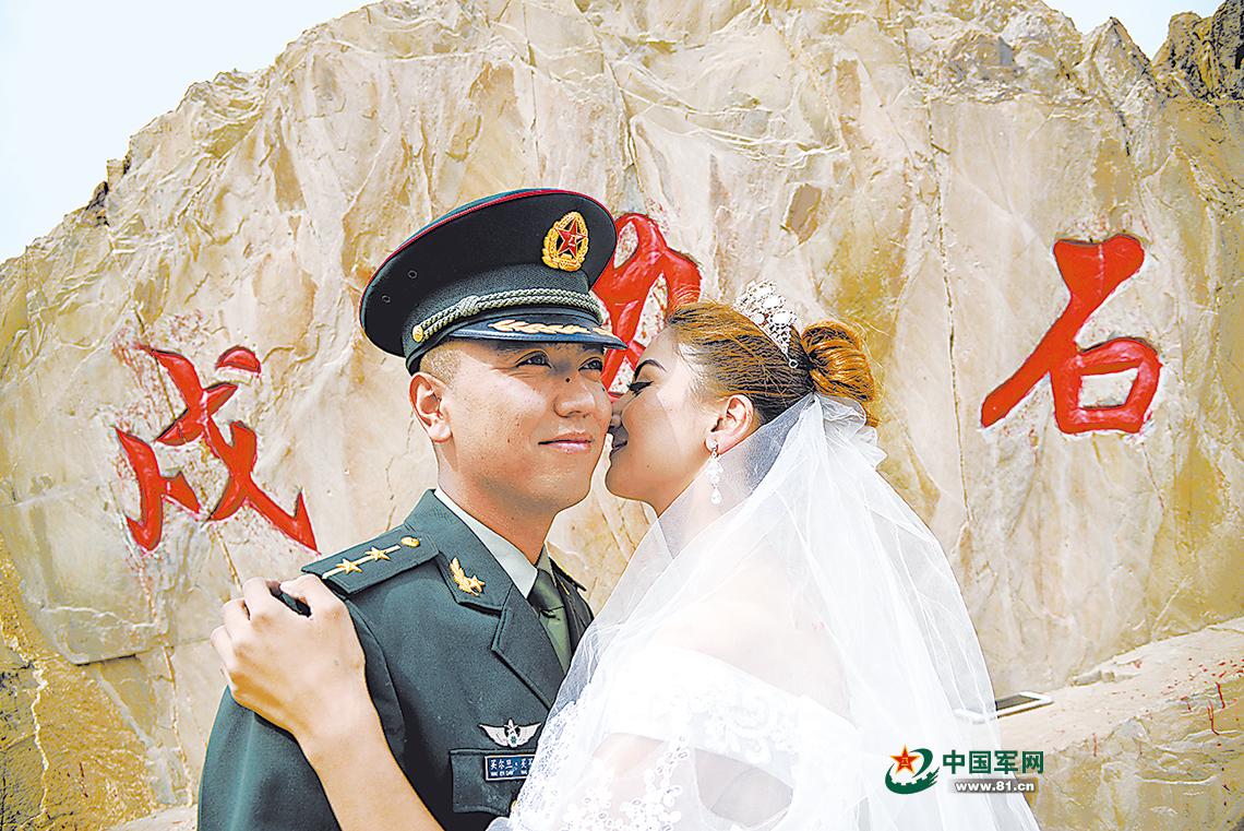 女:  就这样爱着你,  哪怕分离,  盼望相聚,  你是军人我永远爱着你那