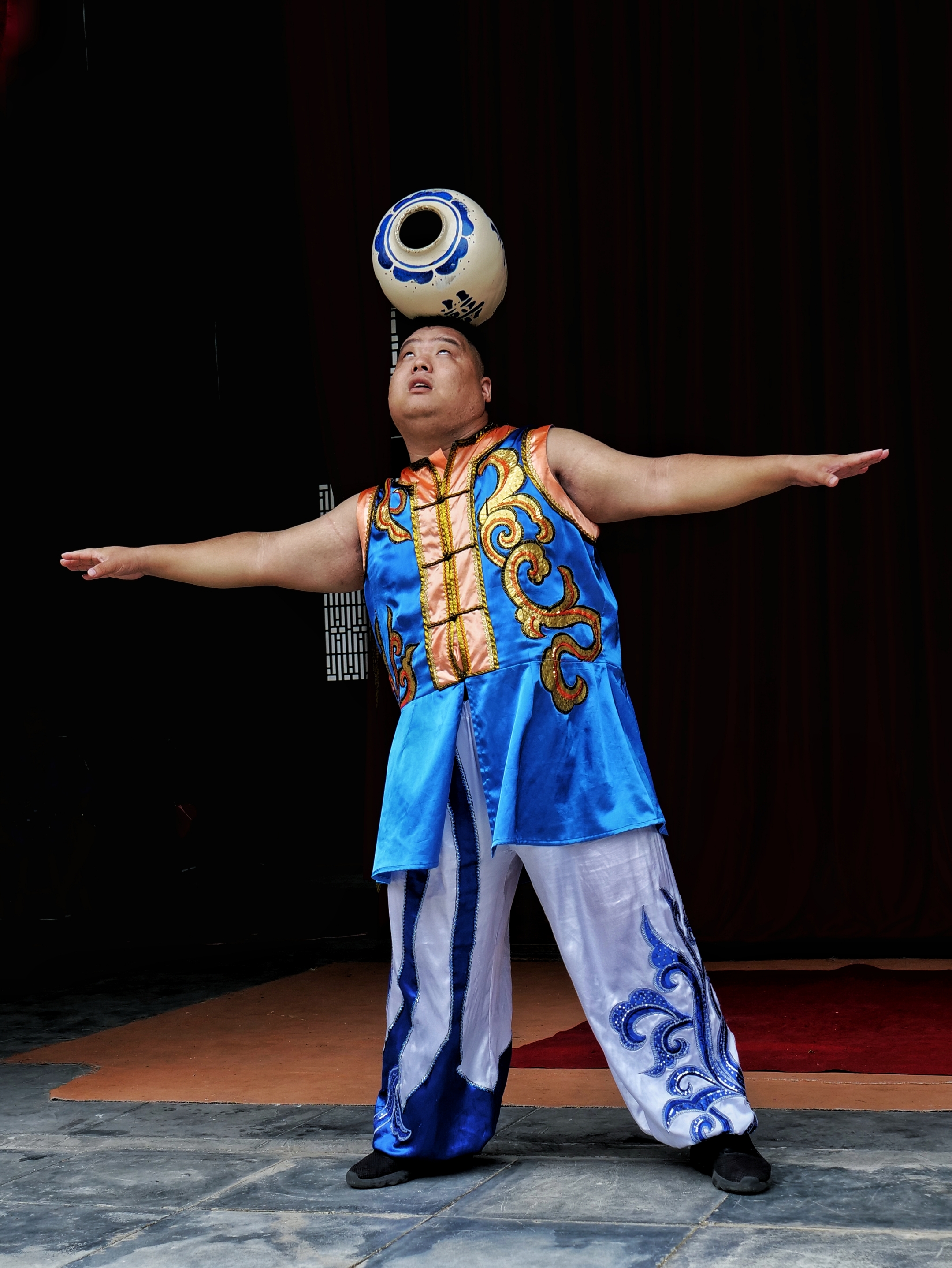 浙江湖州行杂技观赏1顶缸