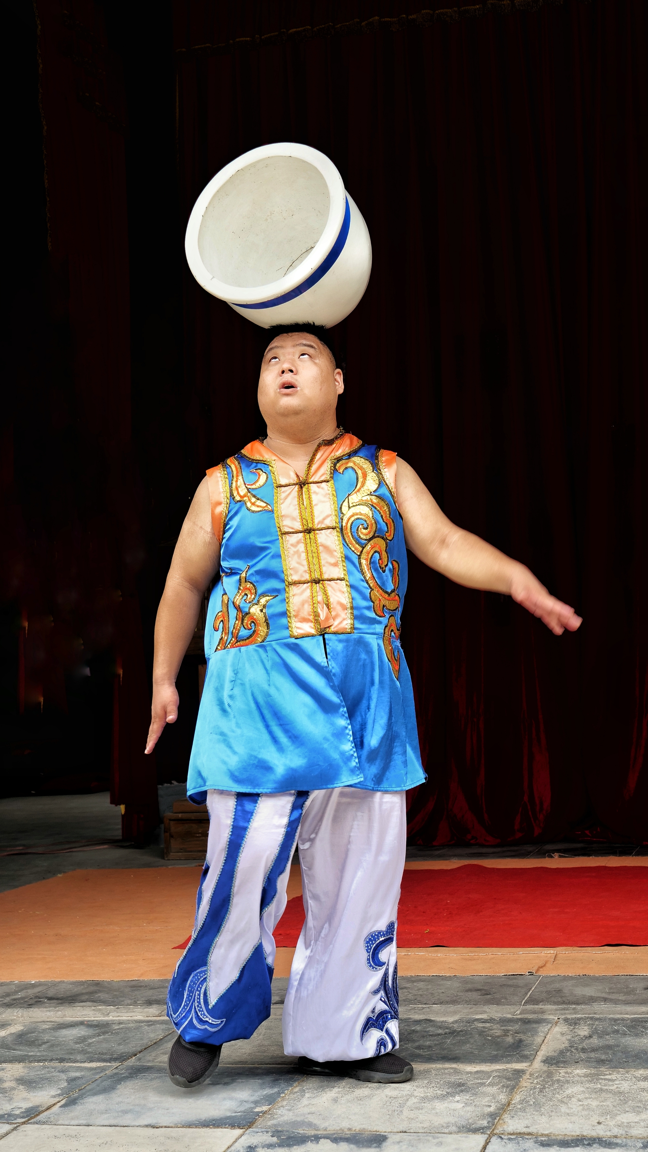 浙江湖州行杂技观赏1顶缸