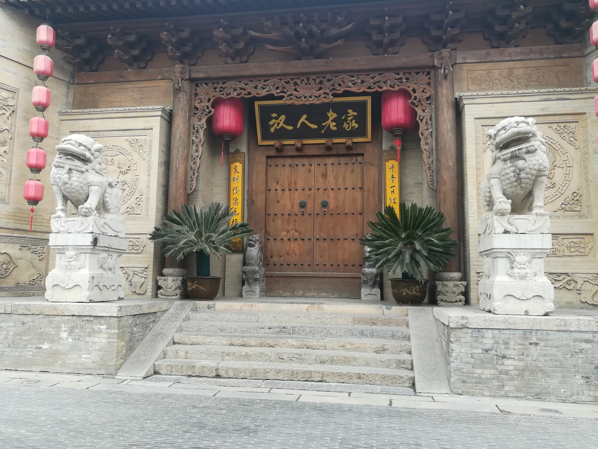 陕西汉中 汉人老家的礼花 冲入云霄 兴汉胜境的街灯 灯火通明 在这