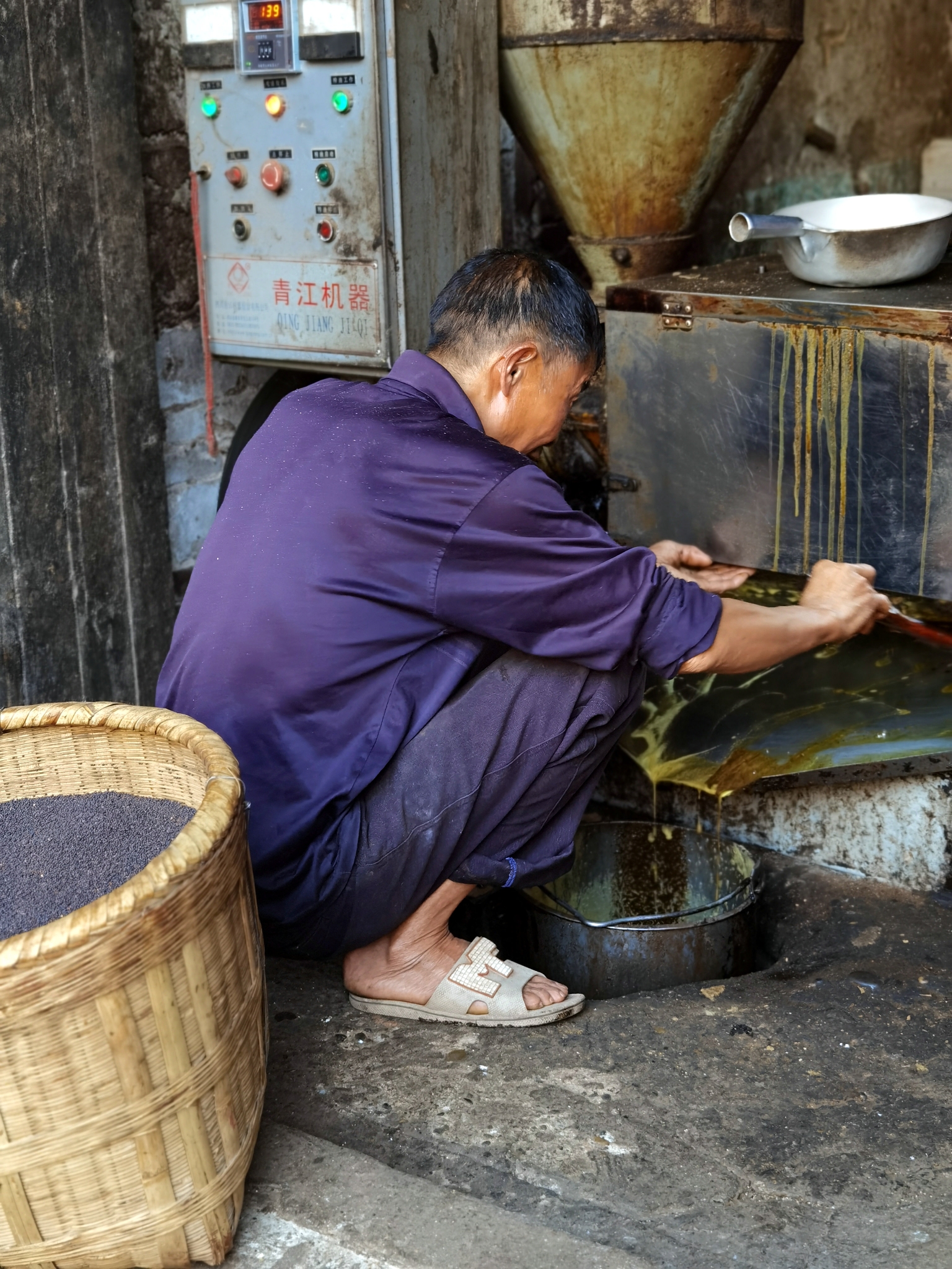 乡村农村路边一间榨油作坊,看到菜籽油生产的全过程,很幸运很兴奋.
