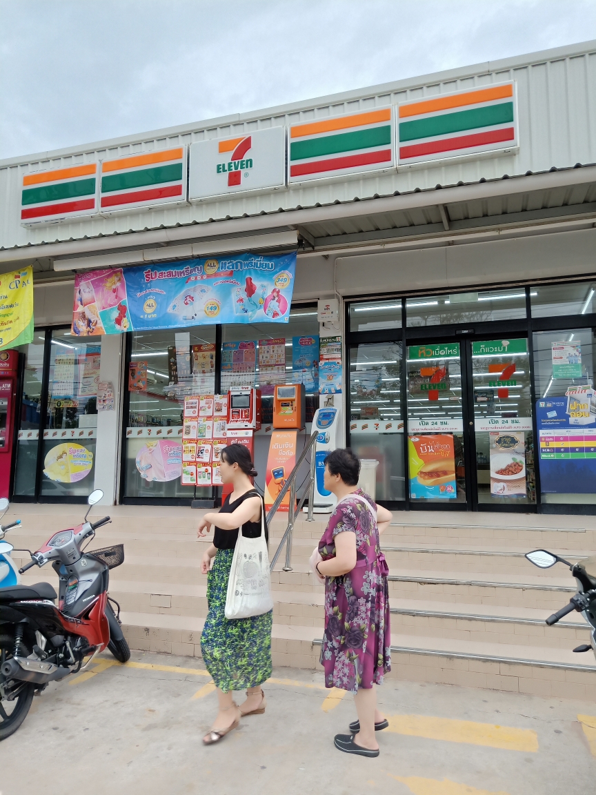 泰国711超市很多,每50米就有一个711,据说是日本人开的国际连锁店.