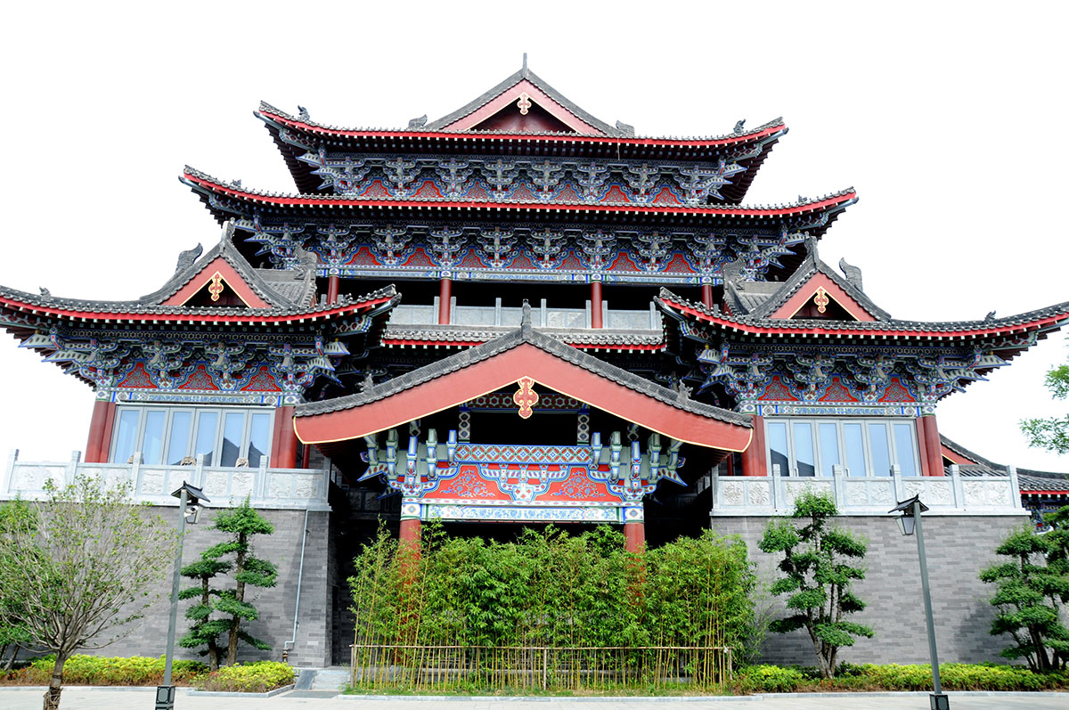 开封的城市建筑,以仿宋古建为主,辅以新城区现代化建筑,大气磅礴,相得