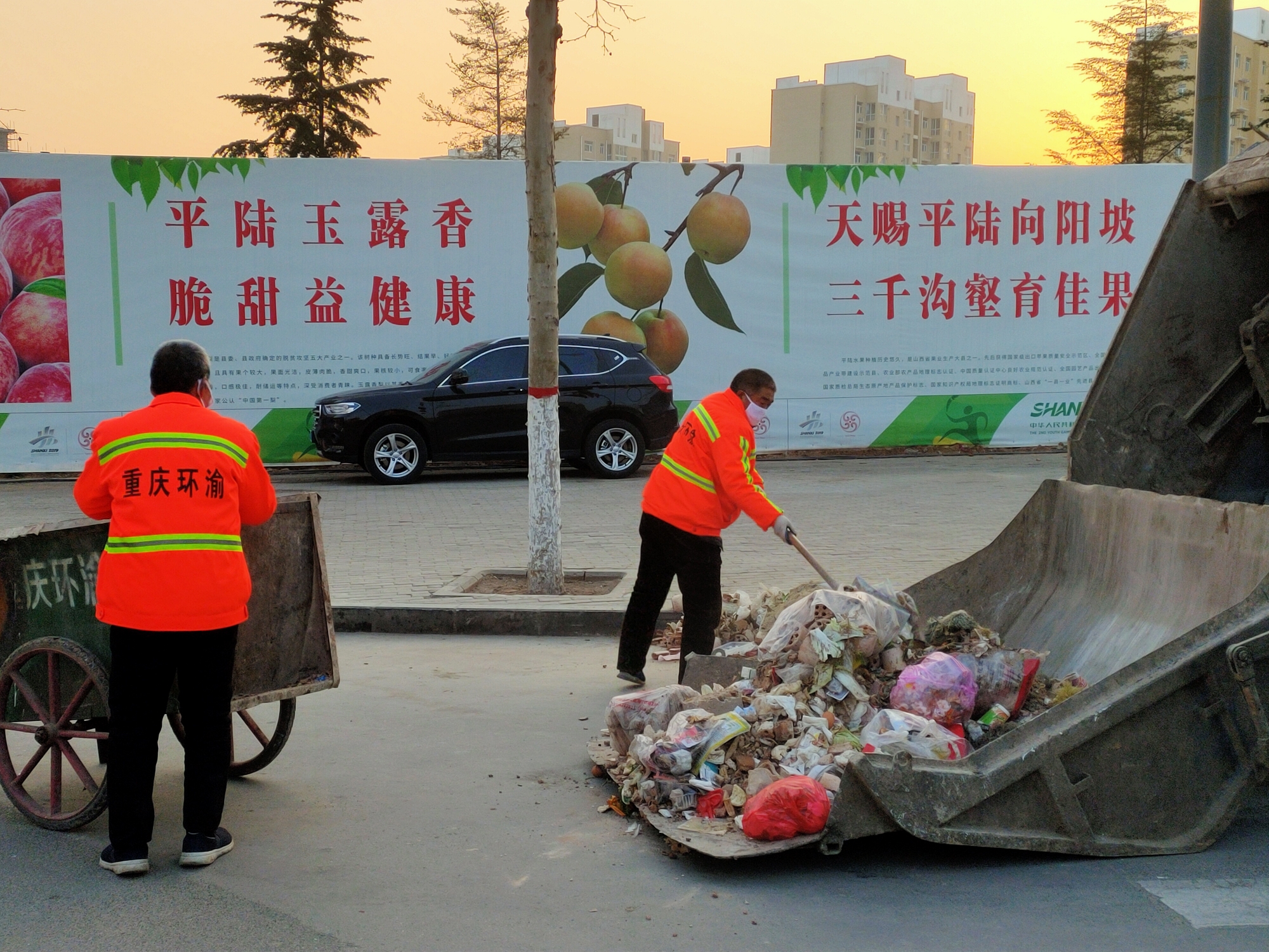 街上的环卫工人在清理垃圾