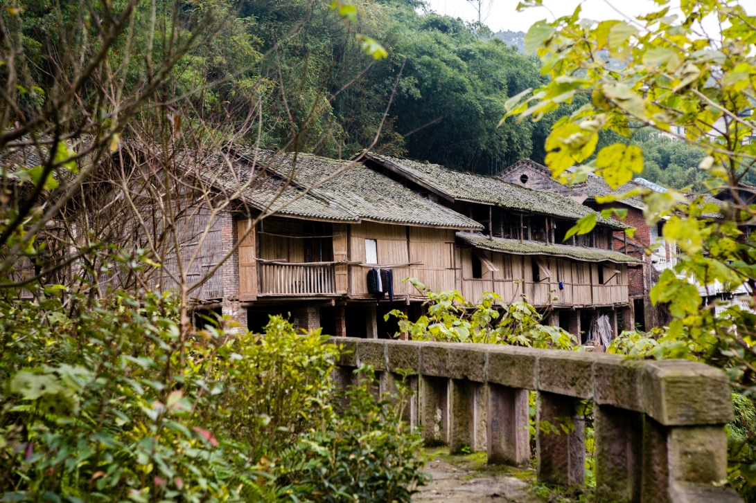 四川省乐山市沐川县的箭板古镇,是一脚踏三县(沐川,犍为,宜宾