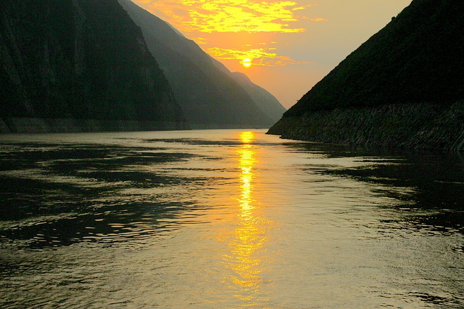 初升的太阳映在江中,水天一色,让人沉醉.