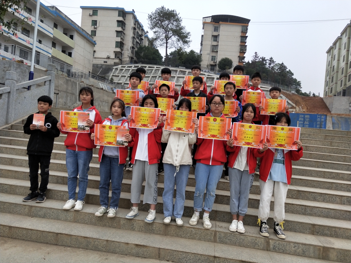 2020年下期宜章八中八年级期中考试总结表彰大会报道