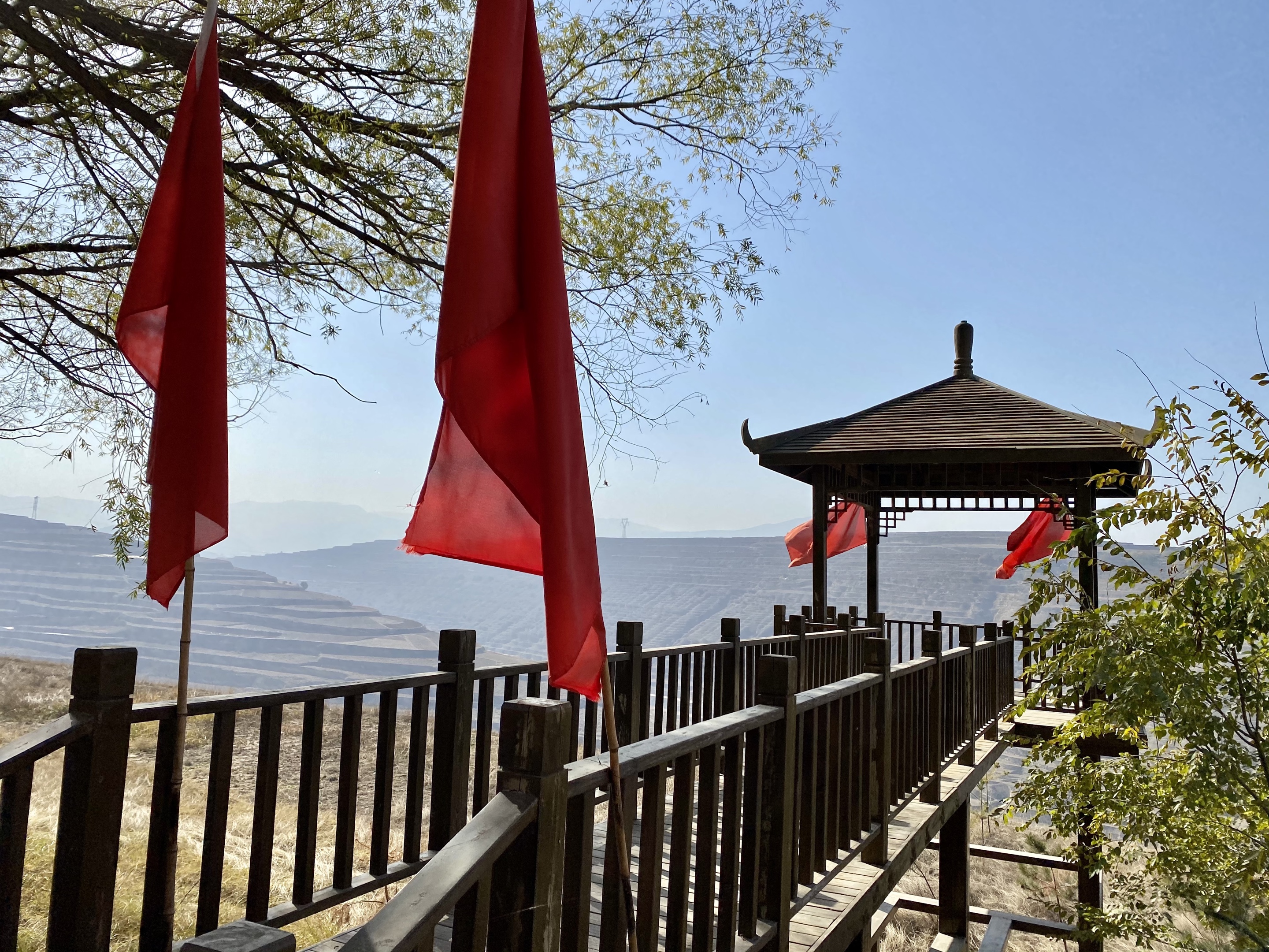 参观兰州战役沈家岭战场遗址