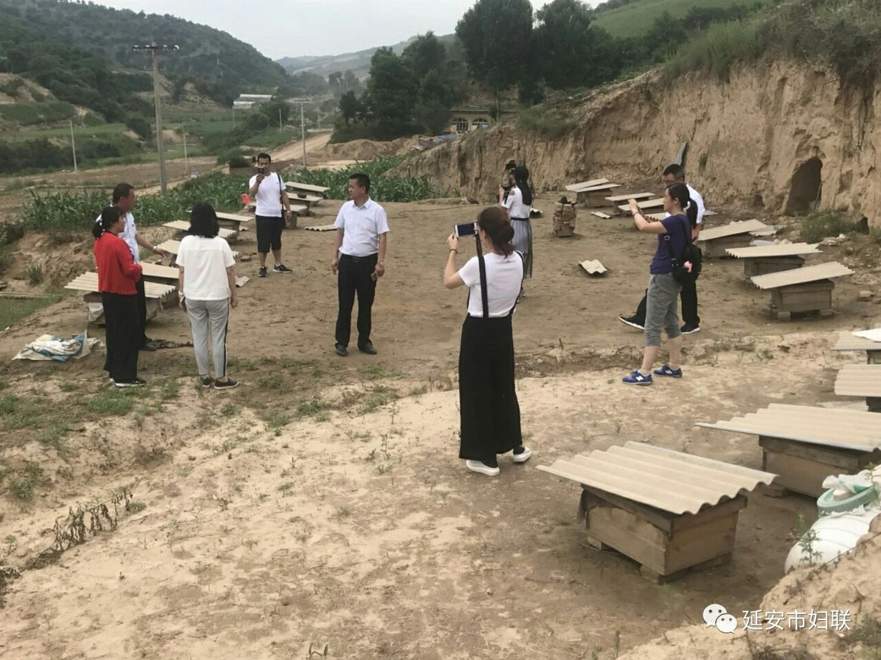 延安市妇联联合365公益协会妇联,缔一国际罗丽芬美容连锁走进圪崂村