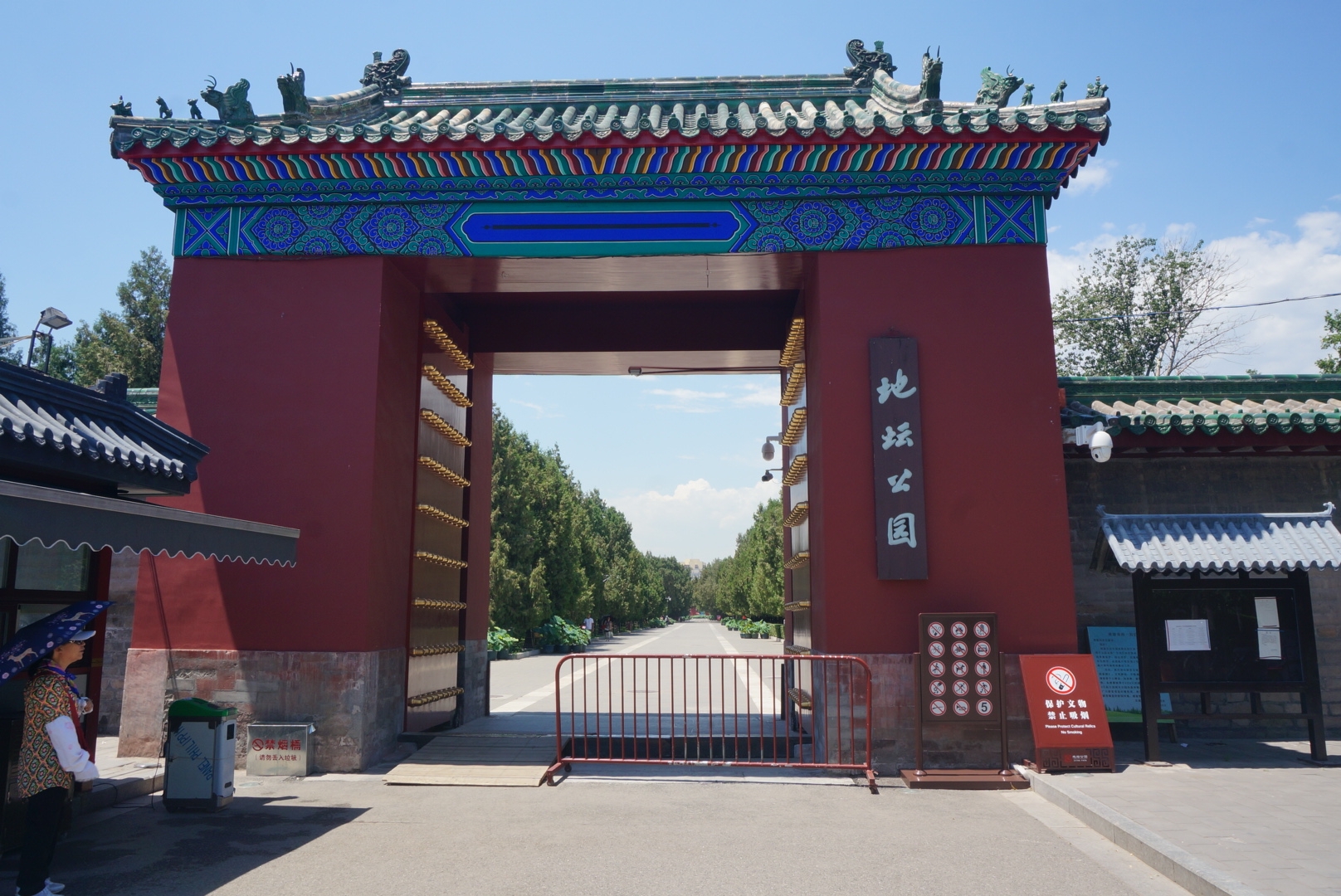 地坛是皇帝祭地神的地方,地址在北京东城区安定门外大街.