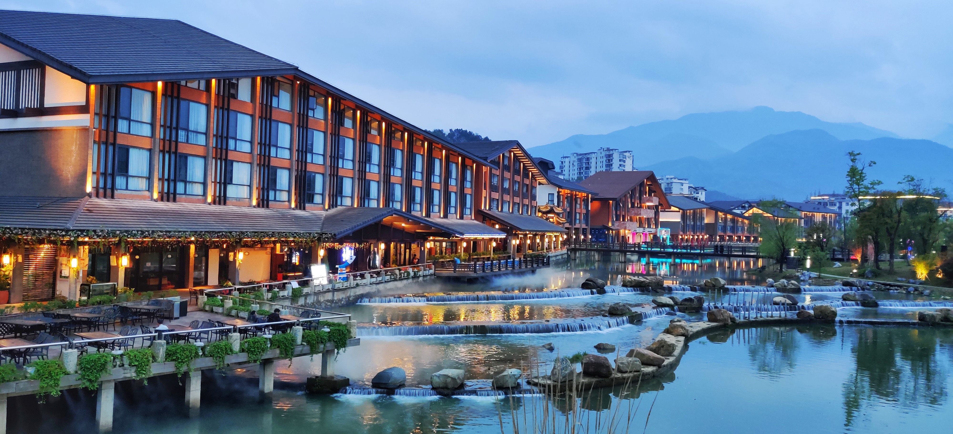 旅游集散中心: "千年温汤会客厅——古井泉街"