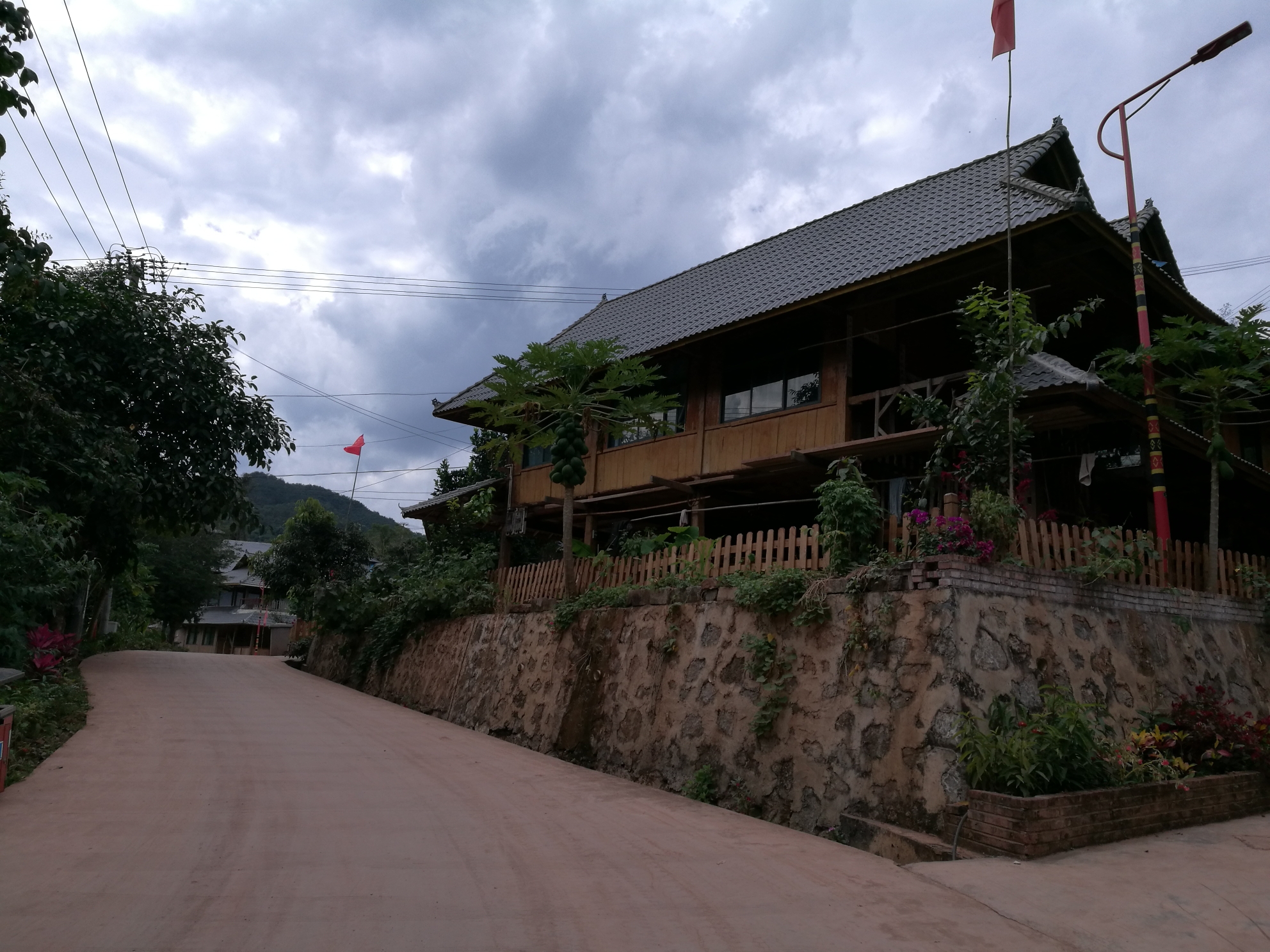 勐腊县勐伴镇红毛树村,经过三年的挂钩扶贫,如今已是旧貌换新颜.