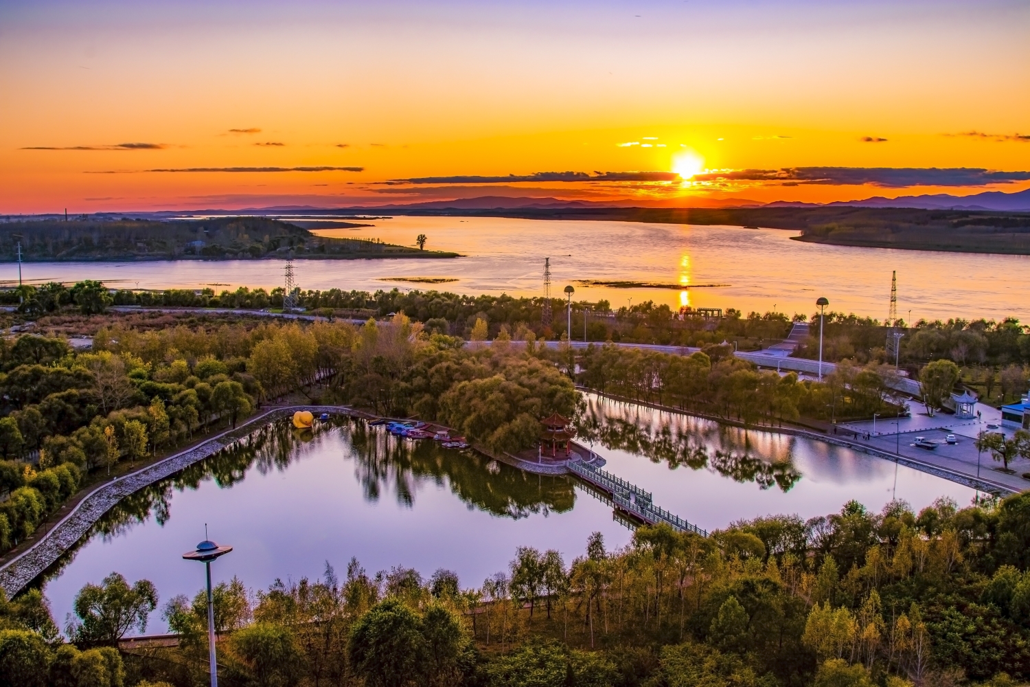 全县人口不足四十万,松花江东西横跨依兰,就是这么一个小城里,有一座