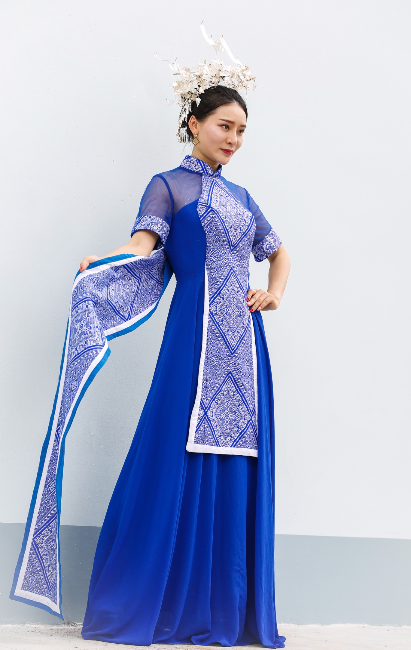 两色为主,配戴各式各样的耳环,项圈,手镯等银饰,是水族服饰的显著特征