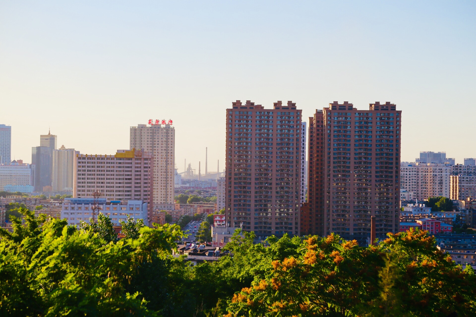 鸽子山俯瞰夜幕下的鞍山