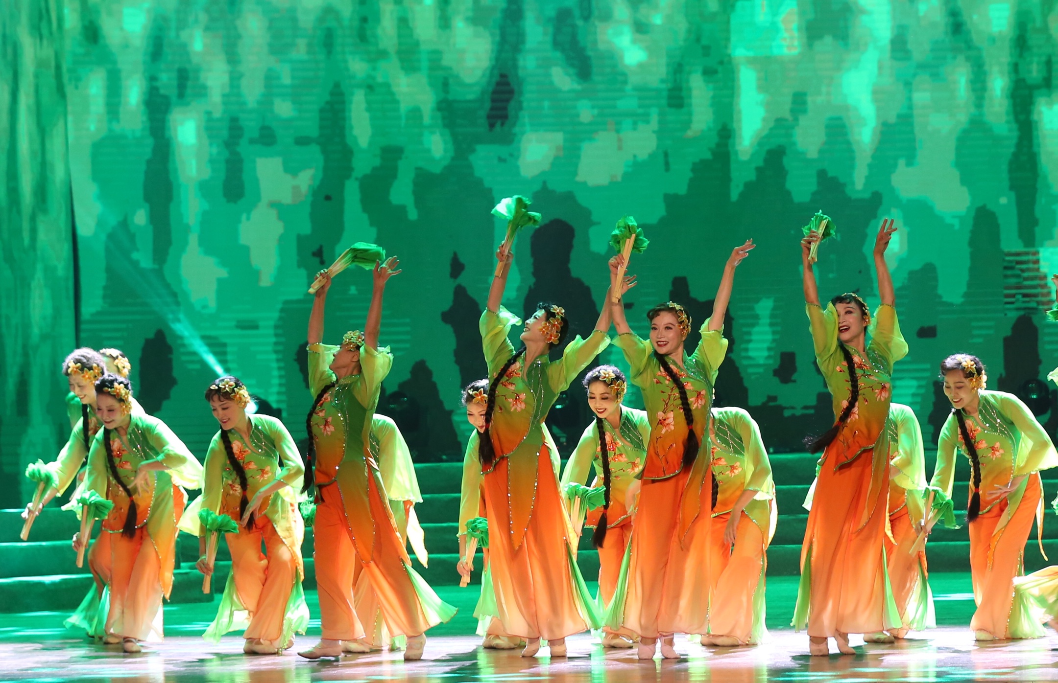 舞蹈《在希望的田野上》编导:李春燕苏娜表演:吴南萍俞春阳高勤芳等