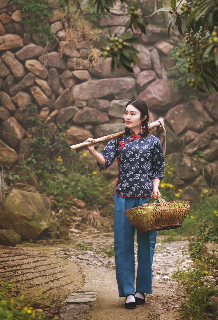 队(总导演) 拍摄:乾乾,宇宙之星 出镜,后期,故事编辑:娟子 同行:楼嫂