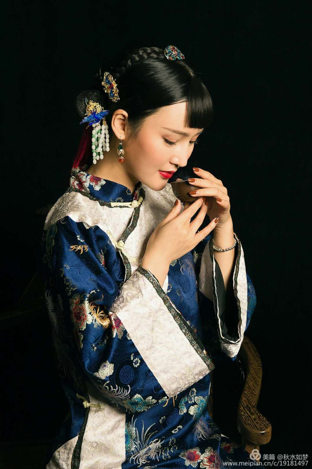 韶华正是画眉好,雾鬓还须馔玉怜. 但笑腰肥裙衩短,檀郎依旧眷天仙.