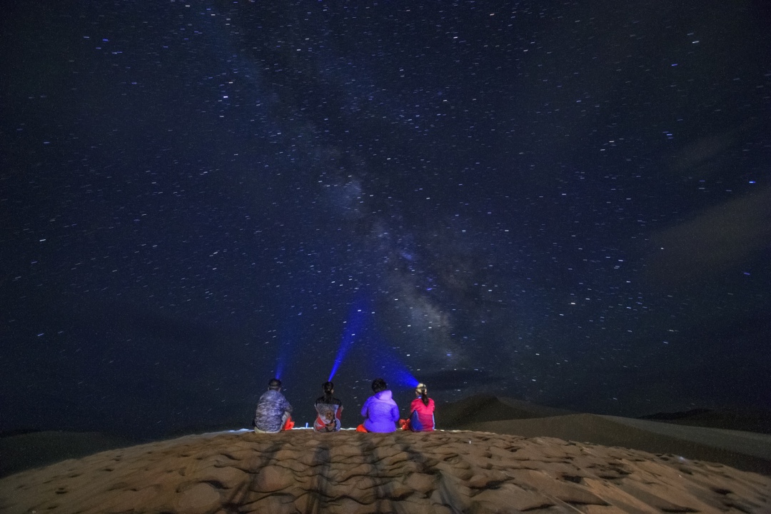 顶上和同行的伙伴们拍完星空数星星,共同度过了一个开心快乐的夜晚