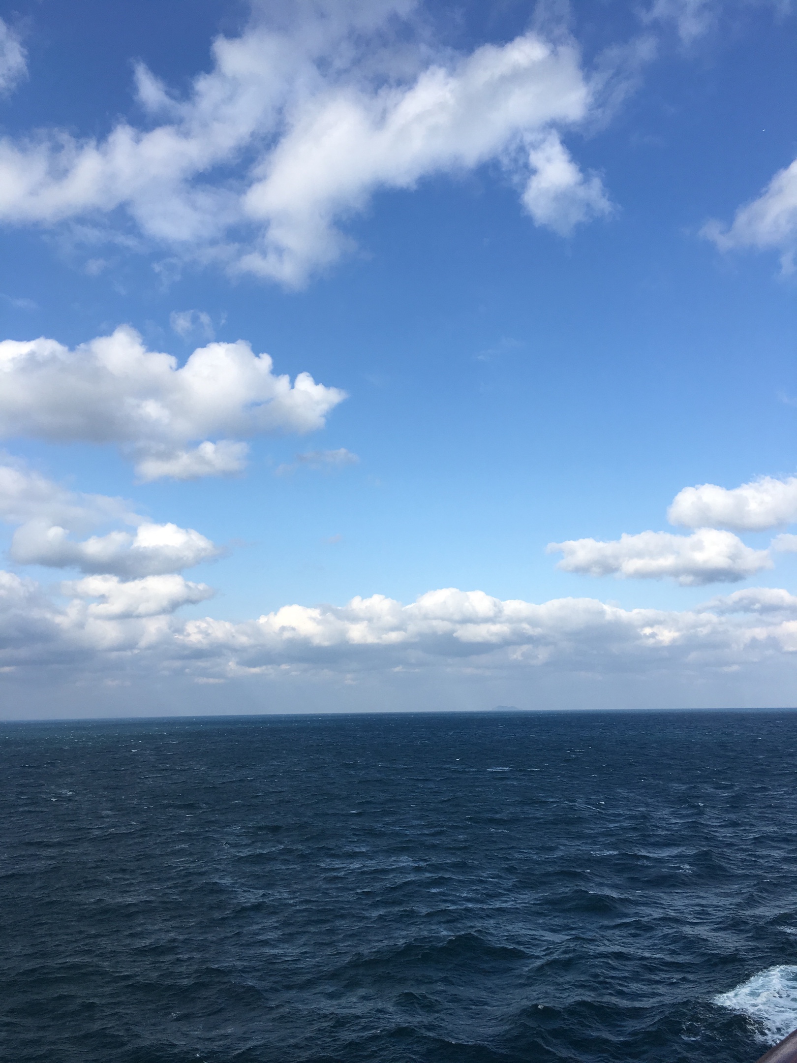 天空微露淡蓝的晴