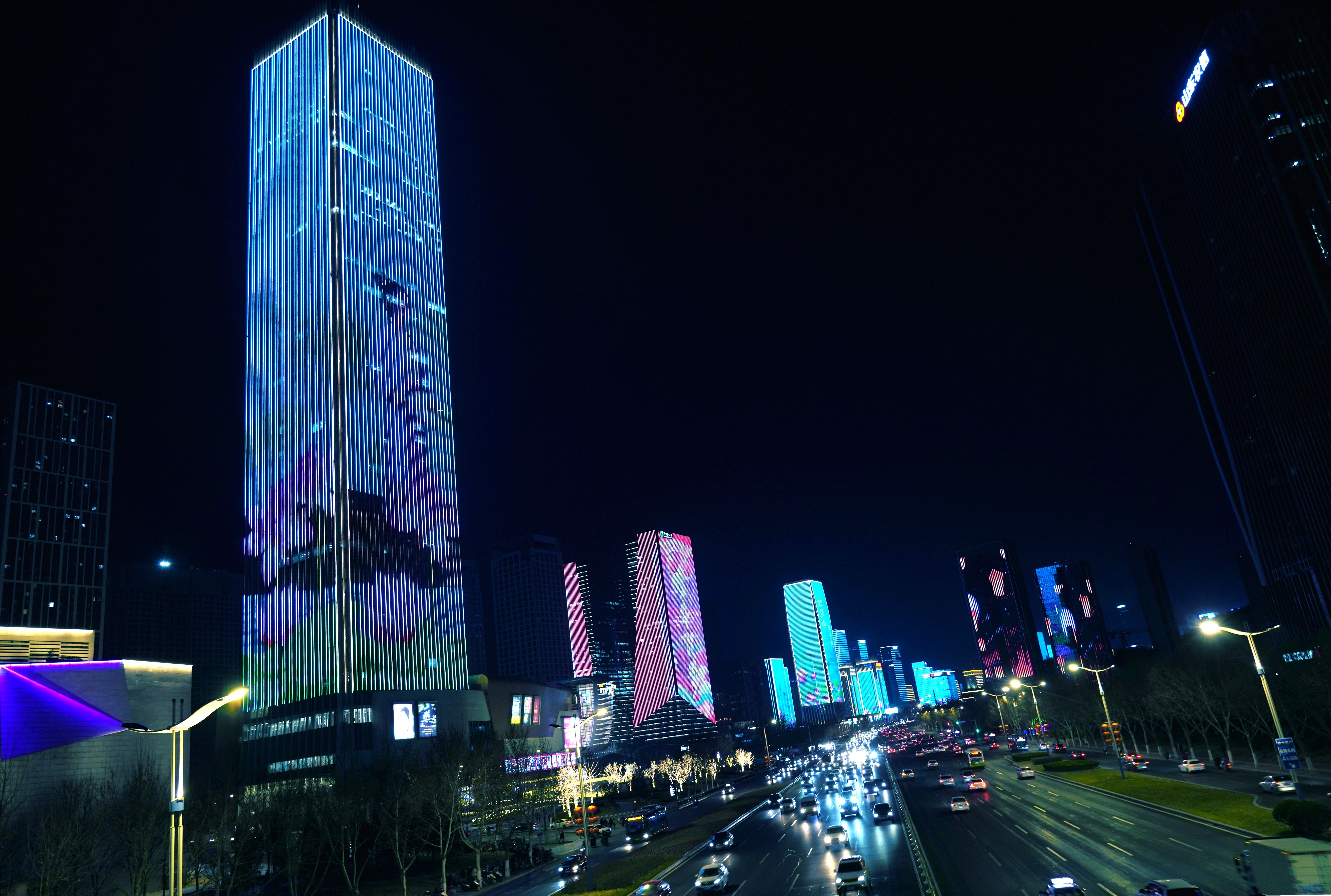 原创/文/摄影/银河飘月 2021新春佳节,济南经十路绚丽多彩的灯光秀,给