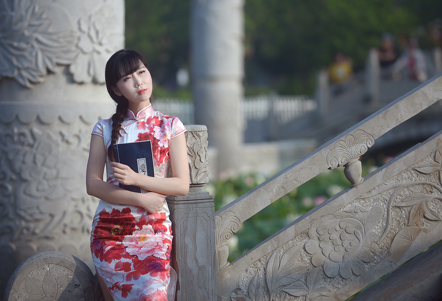 亦仿佛身着旗袍的女子,袅袅婷婷,摇曳生姿,羞涩与矜持也难掩骨子里的