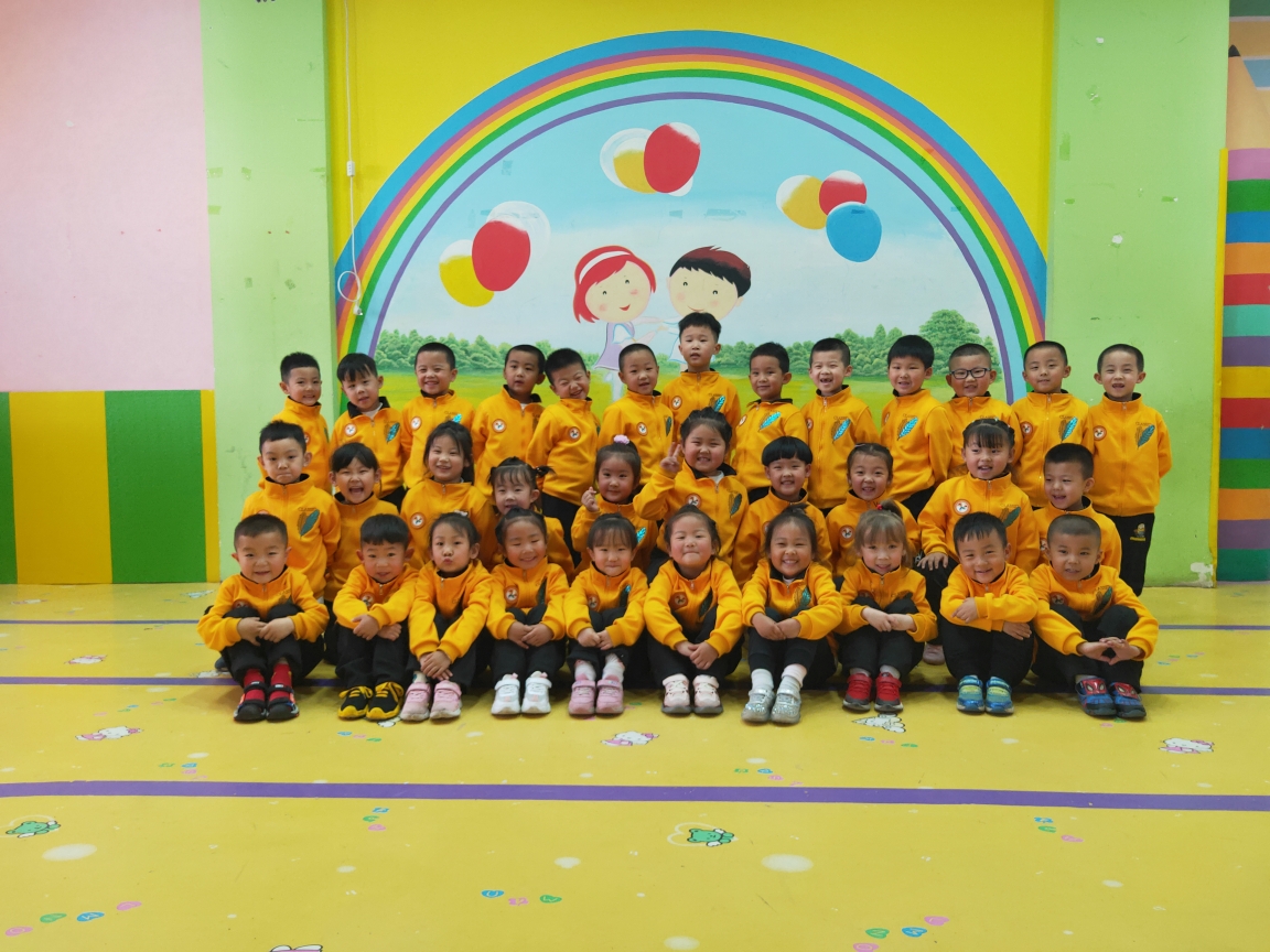 我们温馨的大家庭来合照吧中二班的小朋友真幸福