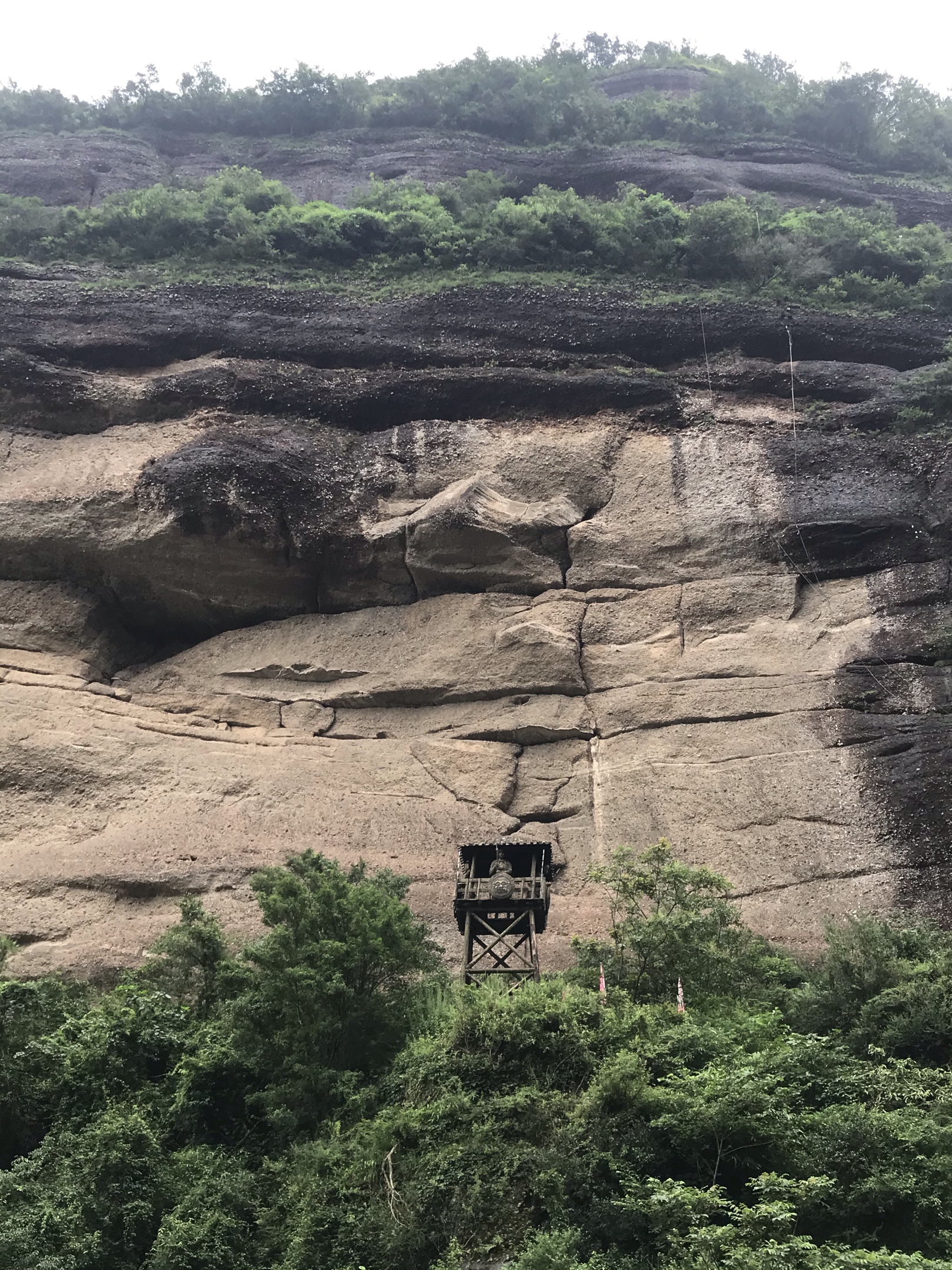 入蜀咽喉劍門關今踏鳥道力登攀