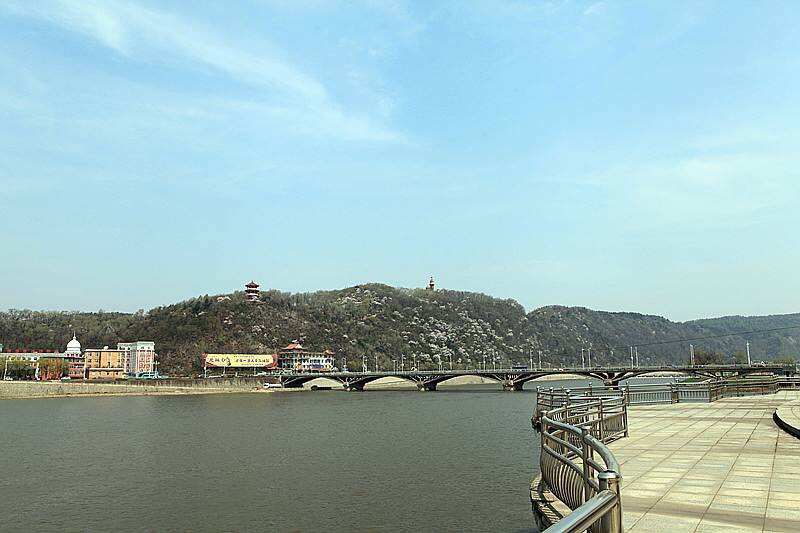 隔鸭绿江相望,北连辽源市,吉林市;下辖东昌区,二道江区两个区,通化县