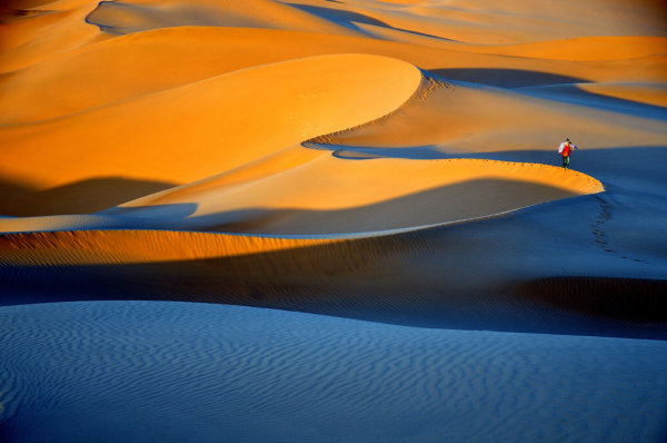 黄色——黄皮肤,黄河,黄土高原染在一处的黄色.
