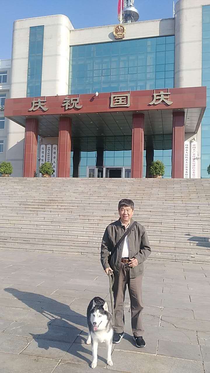 漫步在灯塔市政府广场