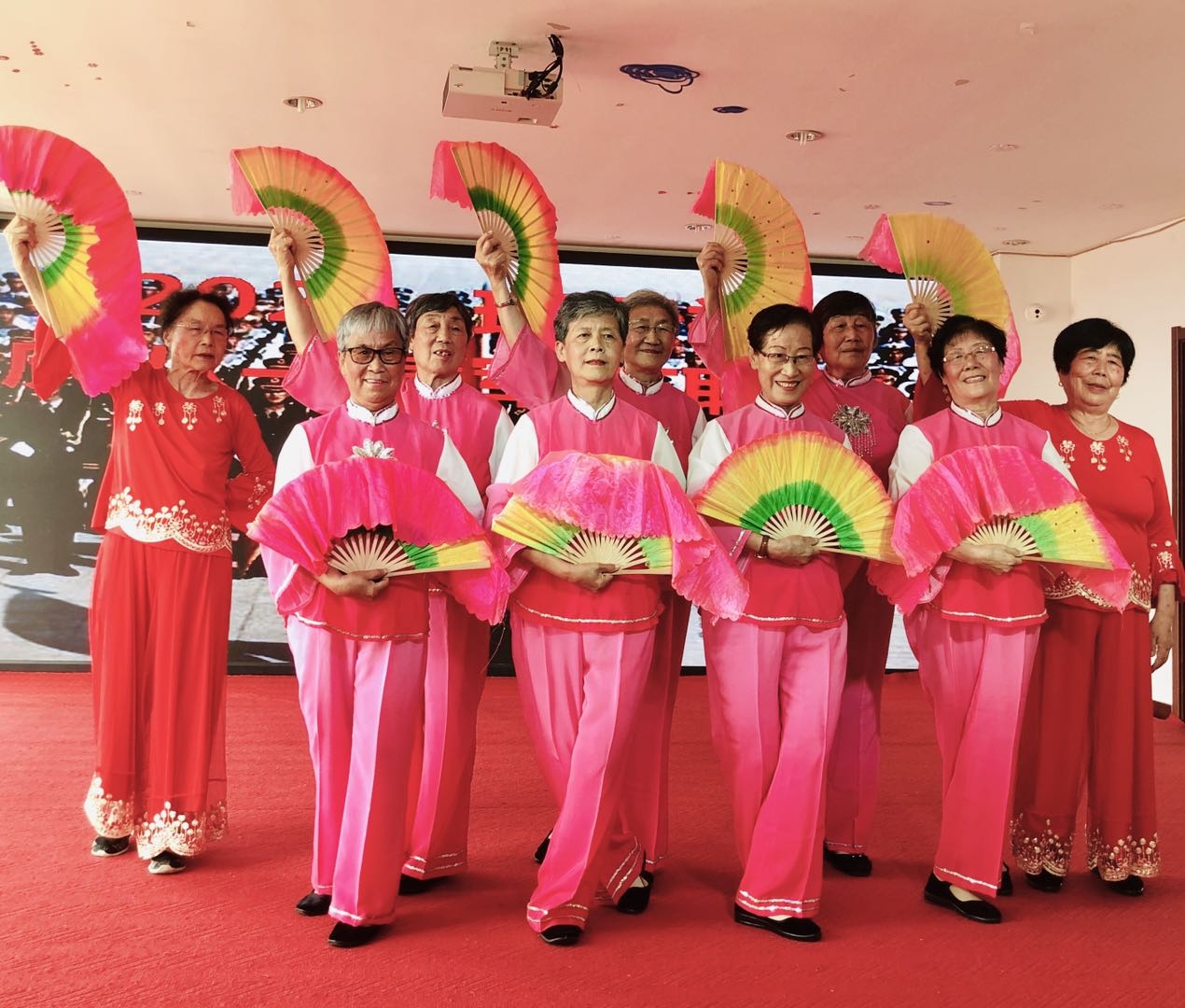扇子舞,大妈们舞起来像姑娘一样.