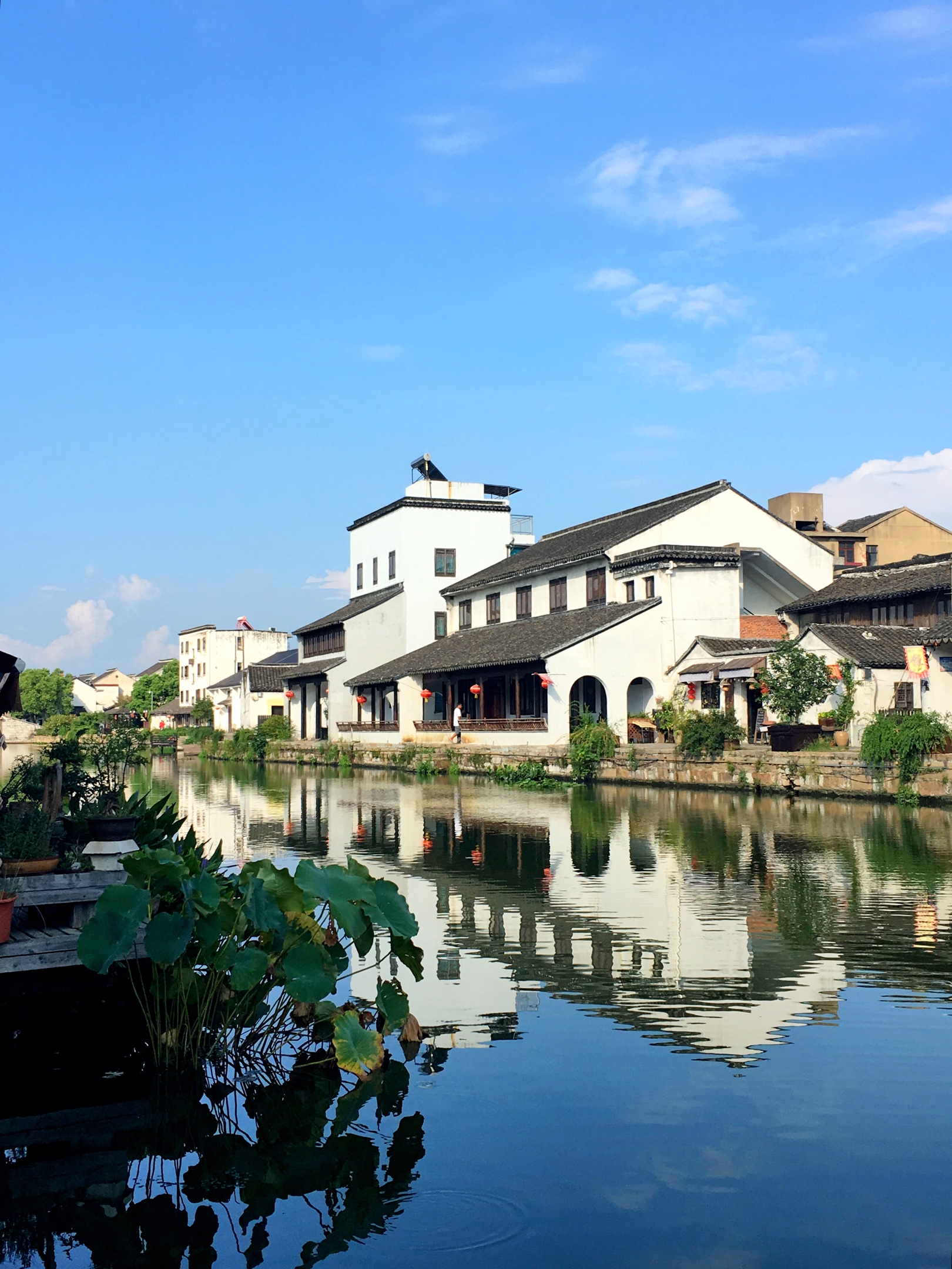 震泽古镇位于江苏省苏州市吴江区西南部,与浙江省毗邻,古称"吴头越尾"