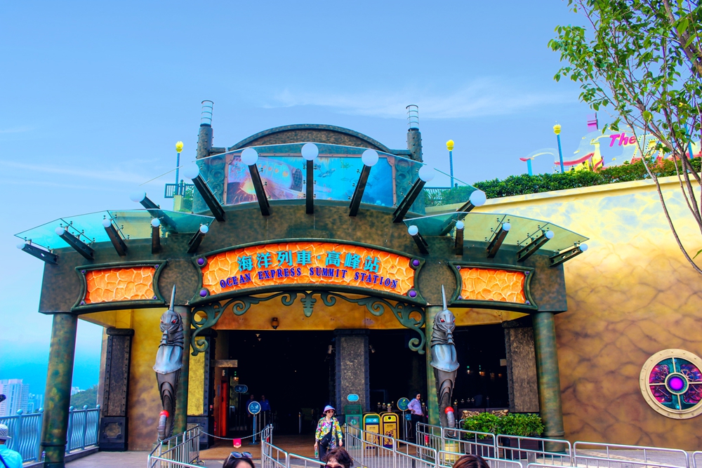 香港海洋公园拥有全东南亚最大的海洋水族馆及主题游乐园,凭山临海