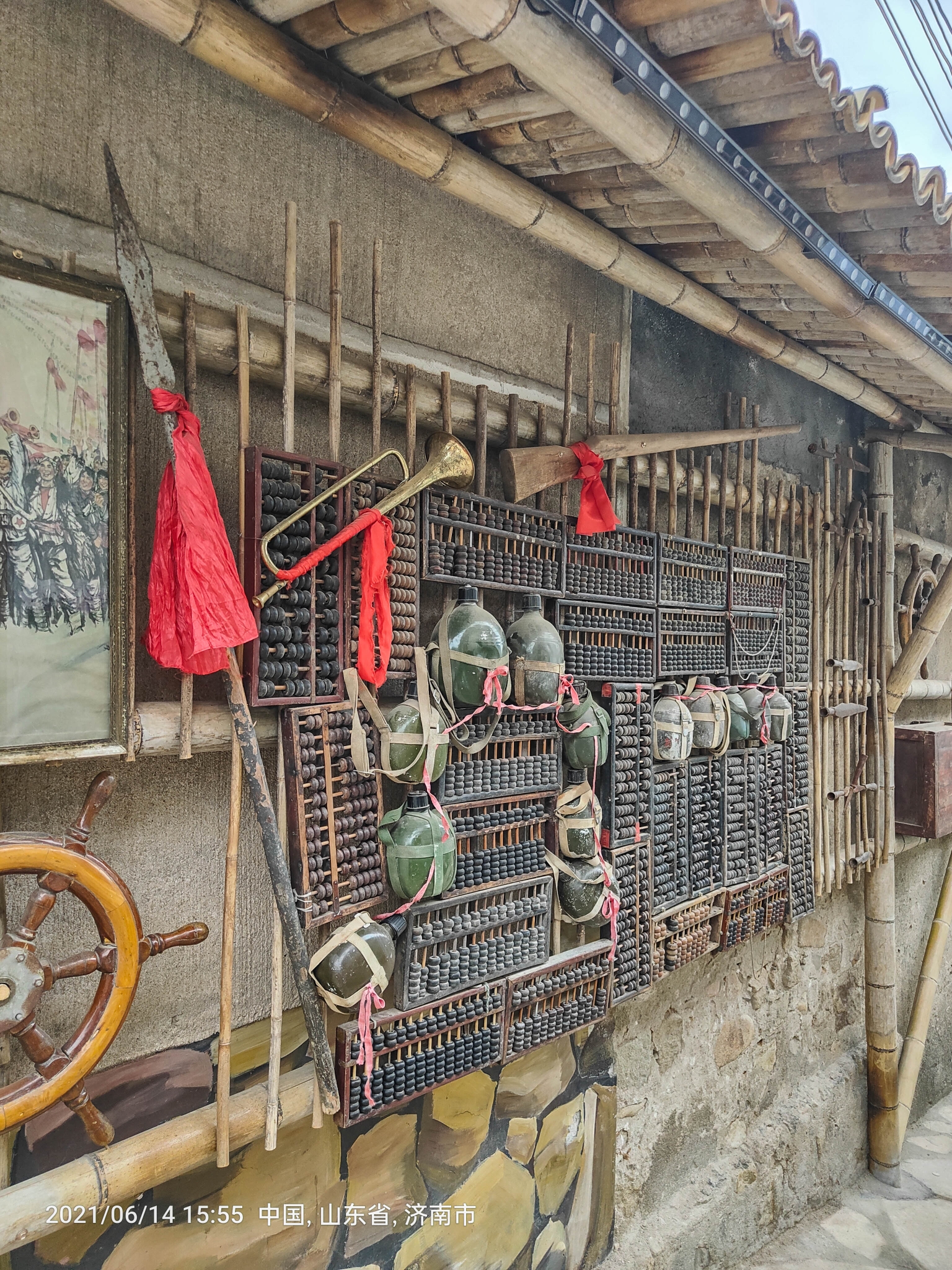 济南界首麻套村,在村内展览解放前土枪土炮土雷和解放后出期种庄家用