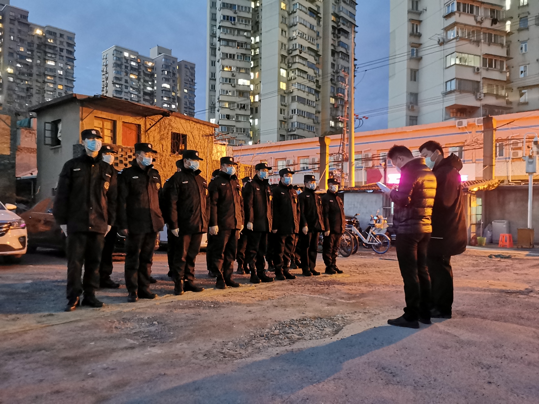 上海万荣集团东安保安特保队执行保障杨浦区大桥街道二级旧里小区夜间