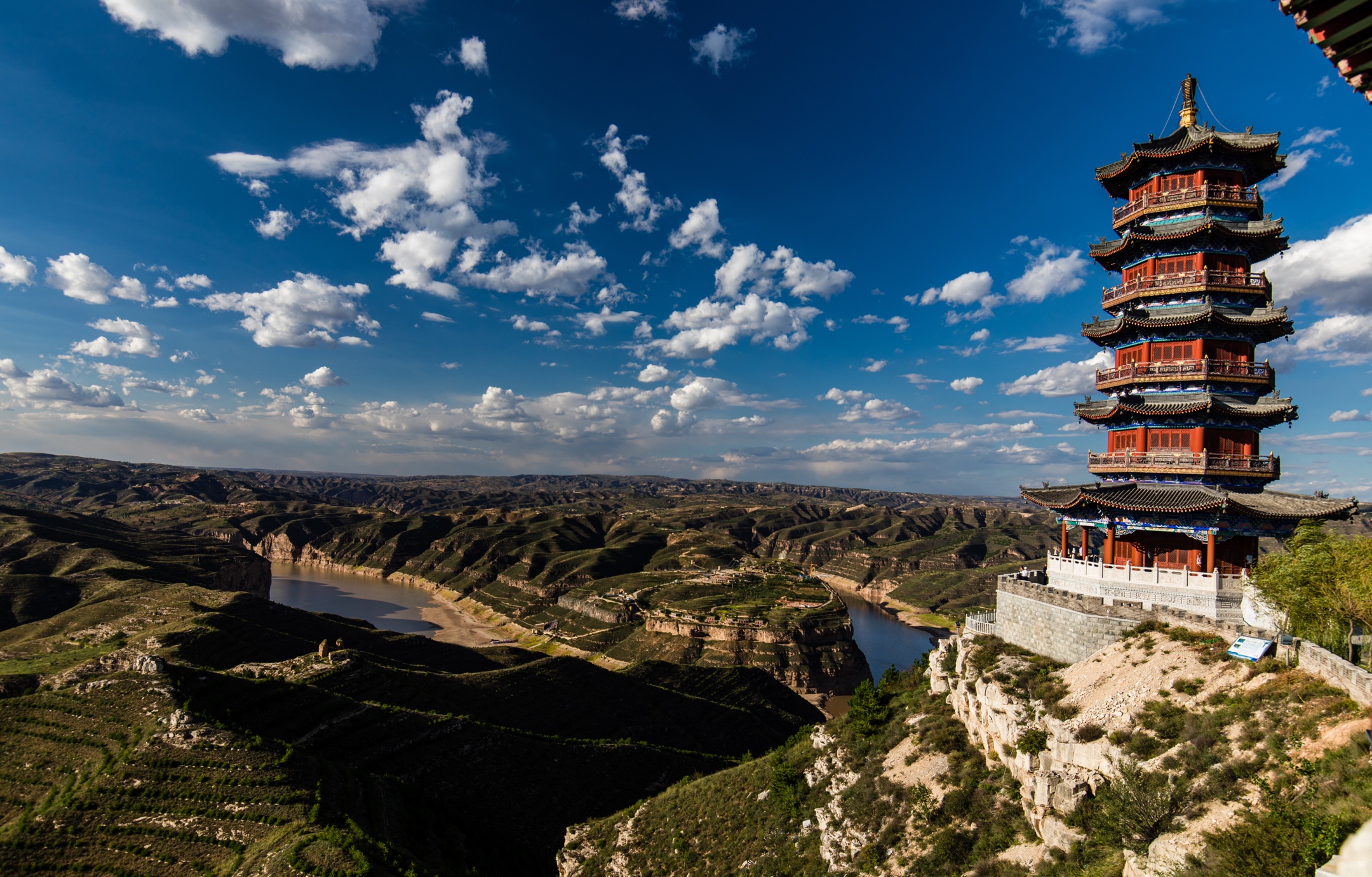 乾坤湾位于山西省永和县打石腰乡河会里村和陕西省延川县城南部53公里