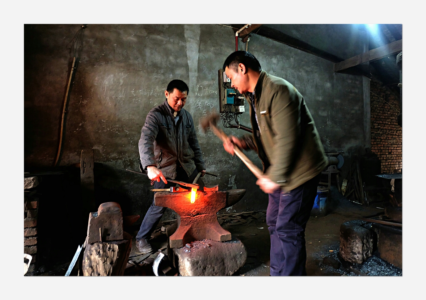 张打铁,李打铁,打把剪刀送姐姐.姐姐留我歇,我不歇,我要回家学打铁.