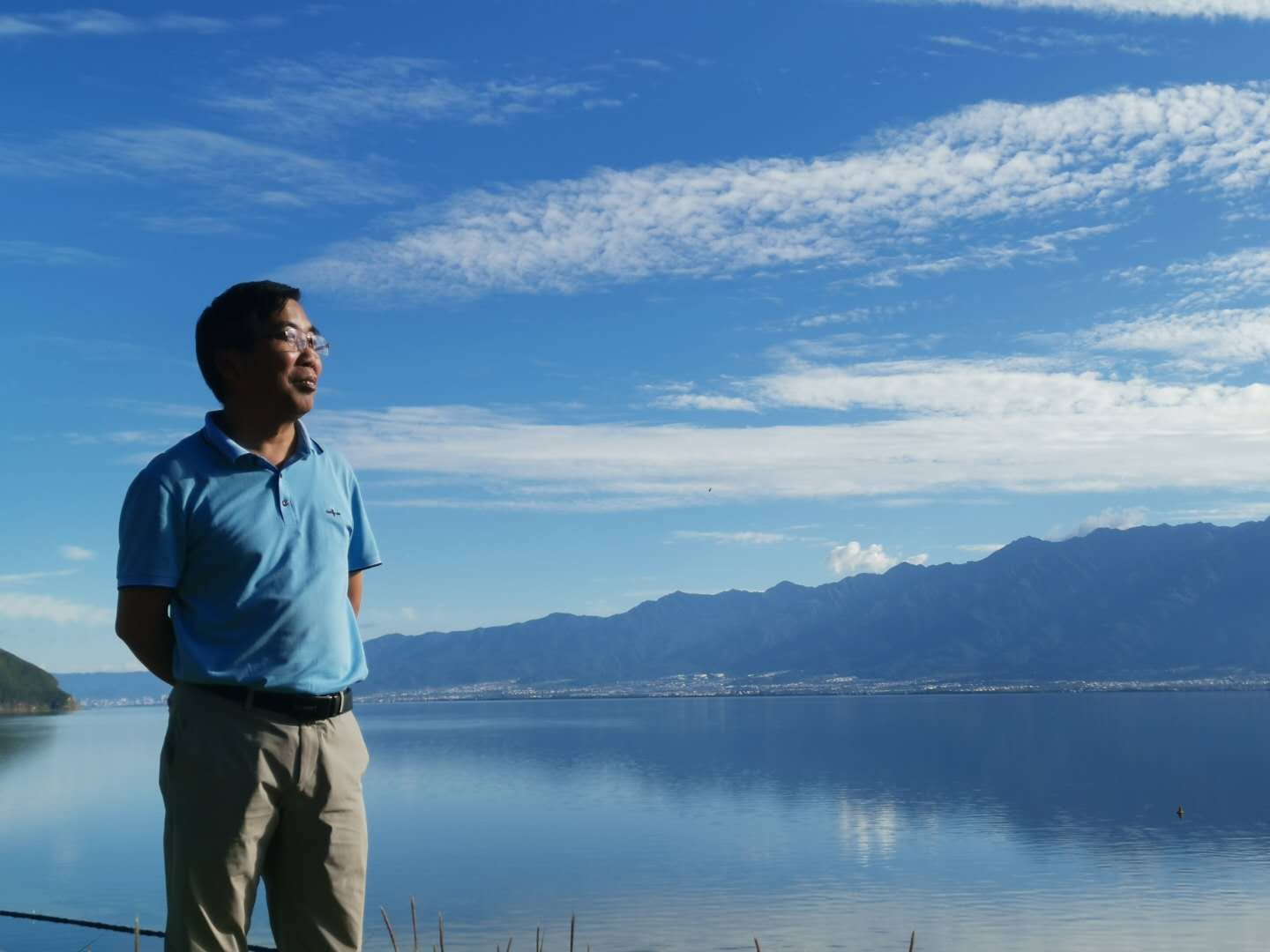 日暮水天一色,长风万里正寒秋.诉离愁.