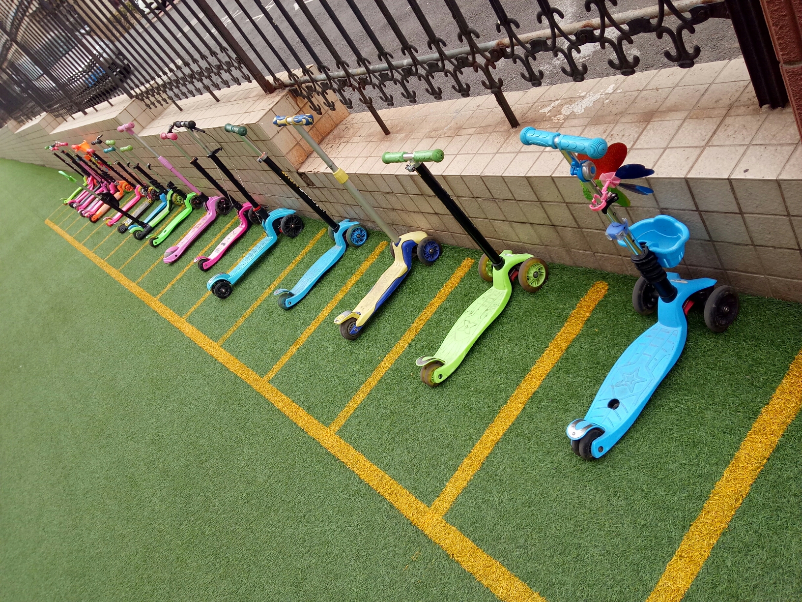 幼儿园也有停车难星宝们早起上学抢车位喽