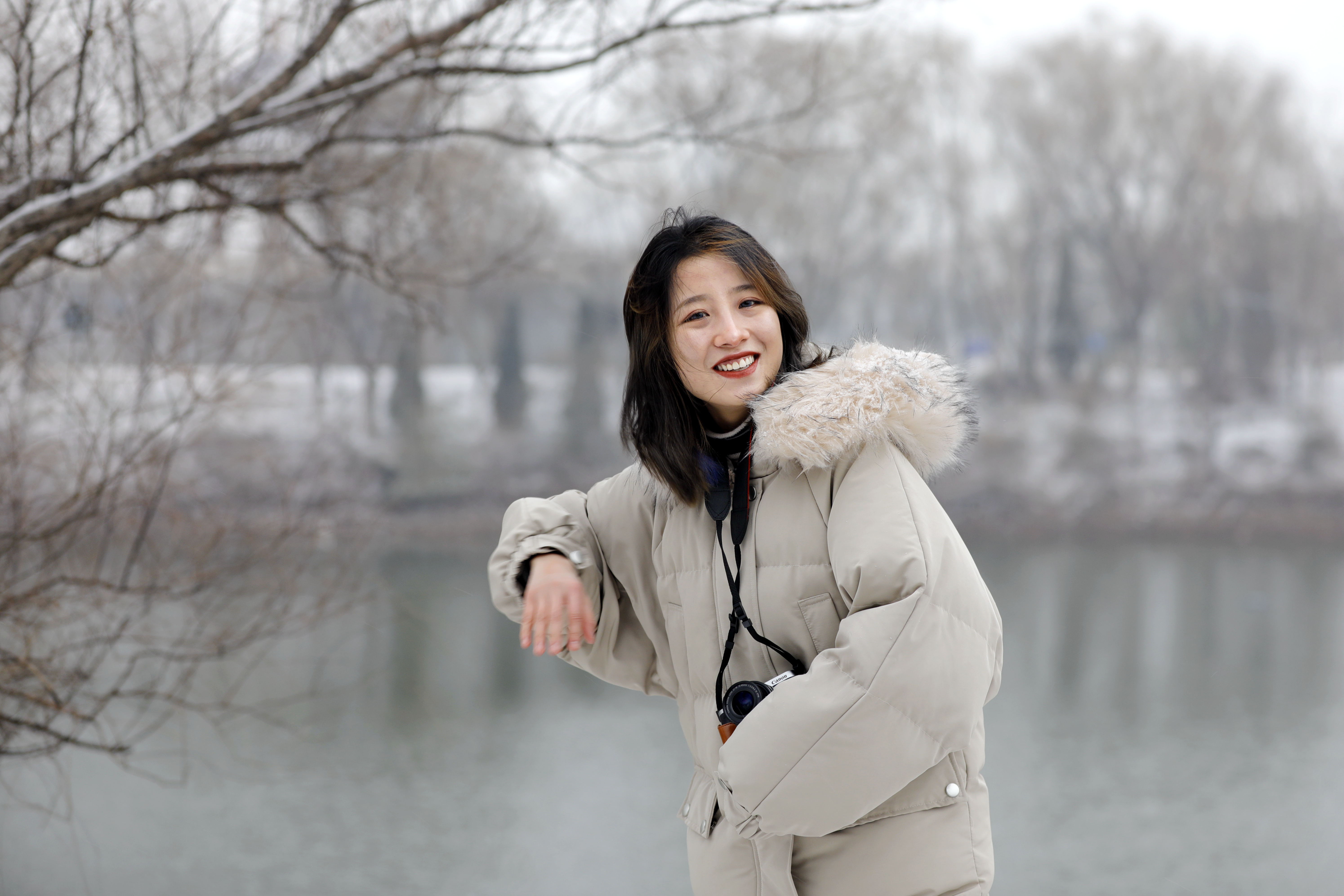 清纯女孩雪中来