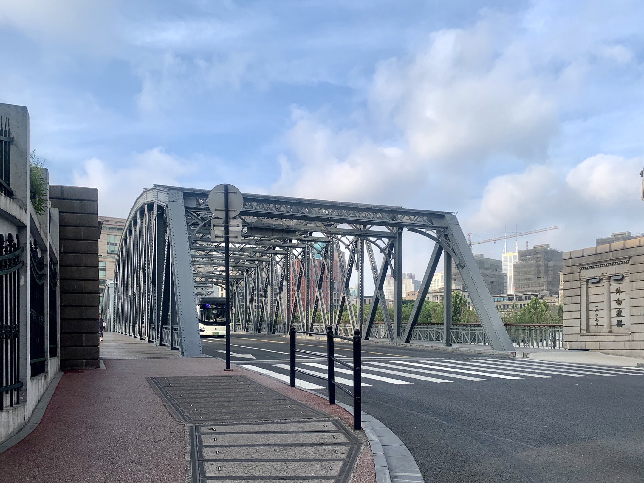 中山东一路33号原为英国驻沪总领事馆.