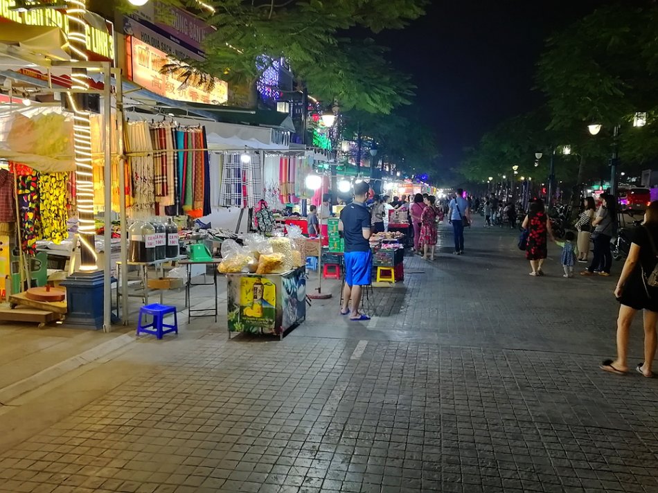 【越南,北海之旅】逛逛下龙最旺的夜市,吃吃下龙的大排档